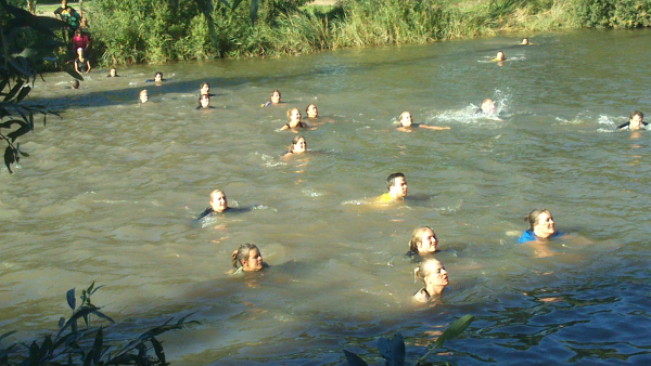 Deelnemers die niet willen wachten zwemmen de rij voorbij