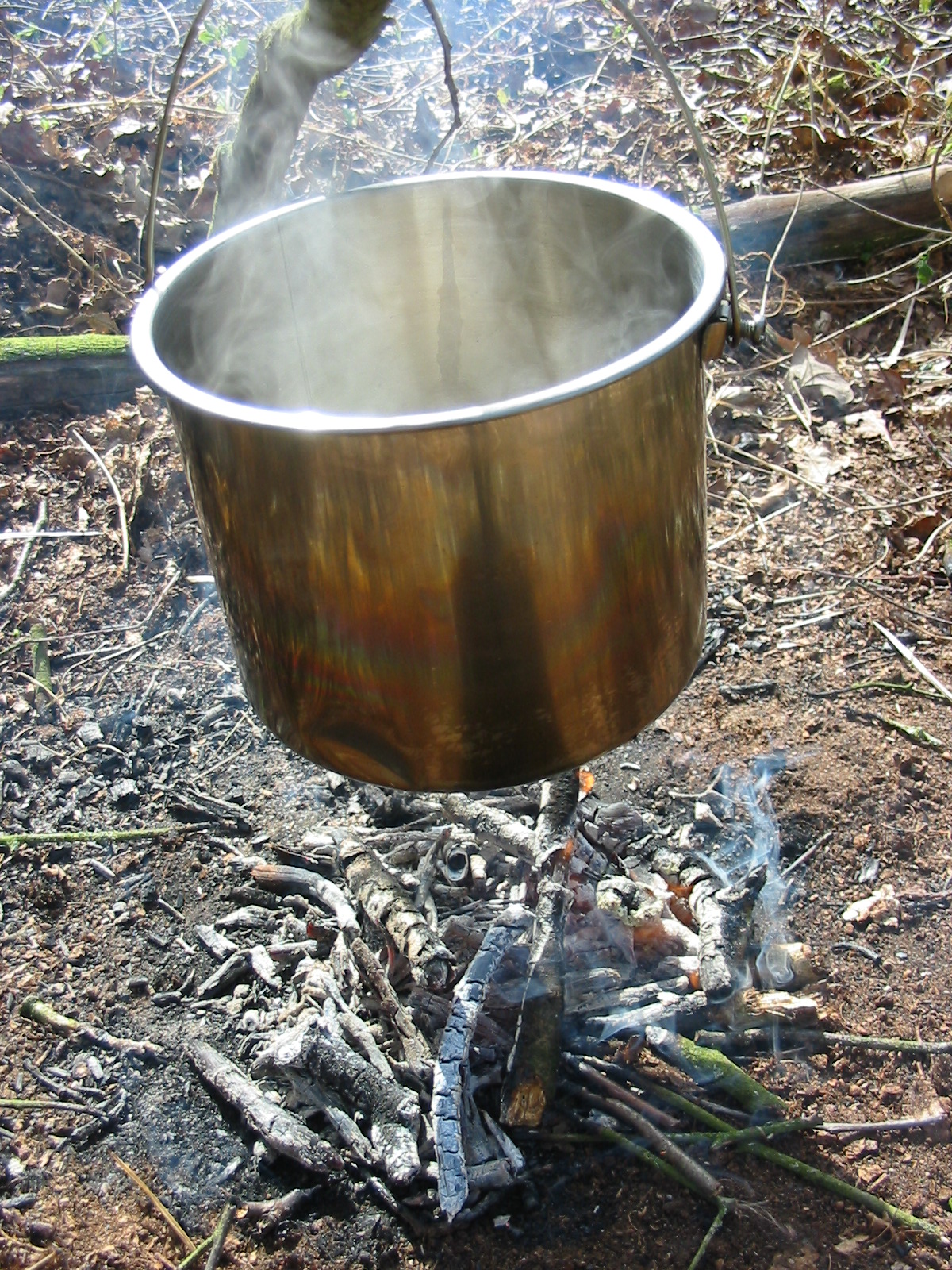 Kookpot boven het vuur