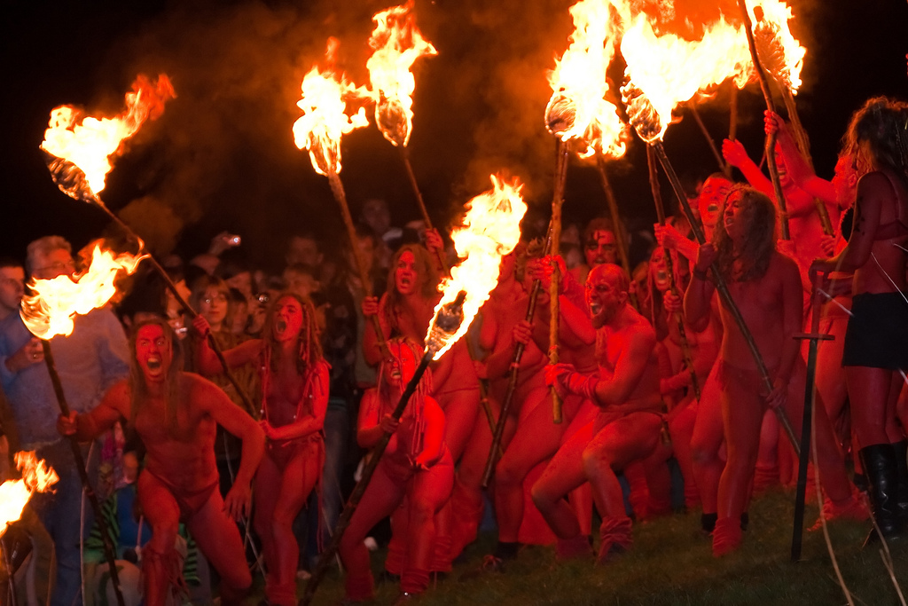 De rode mannen en vrouwen ( symboool van de chaos ) vallen aan