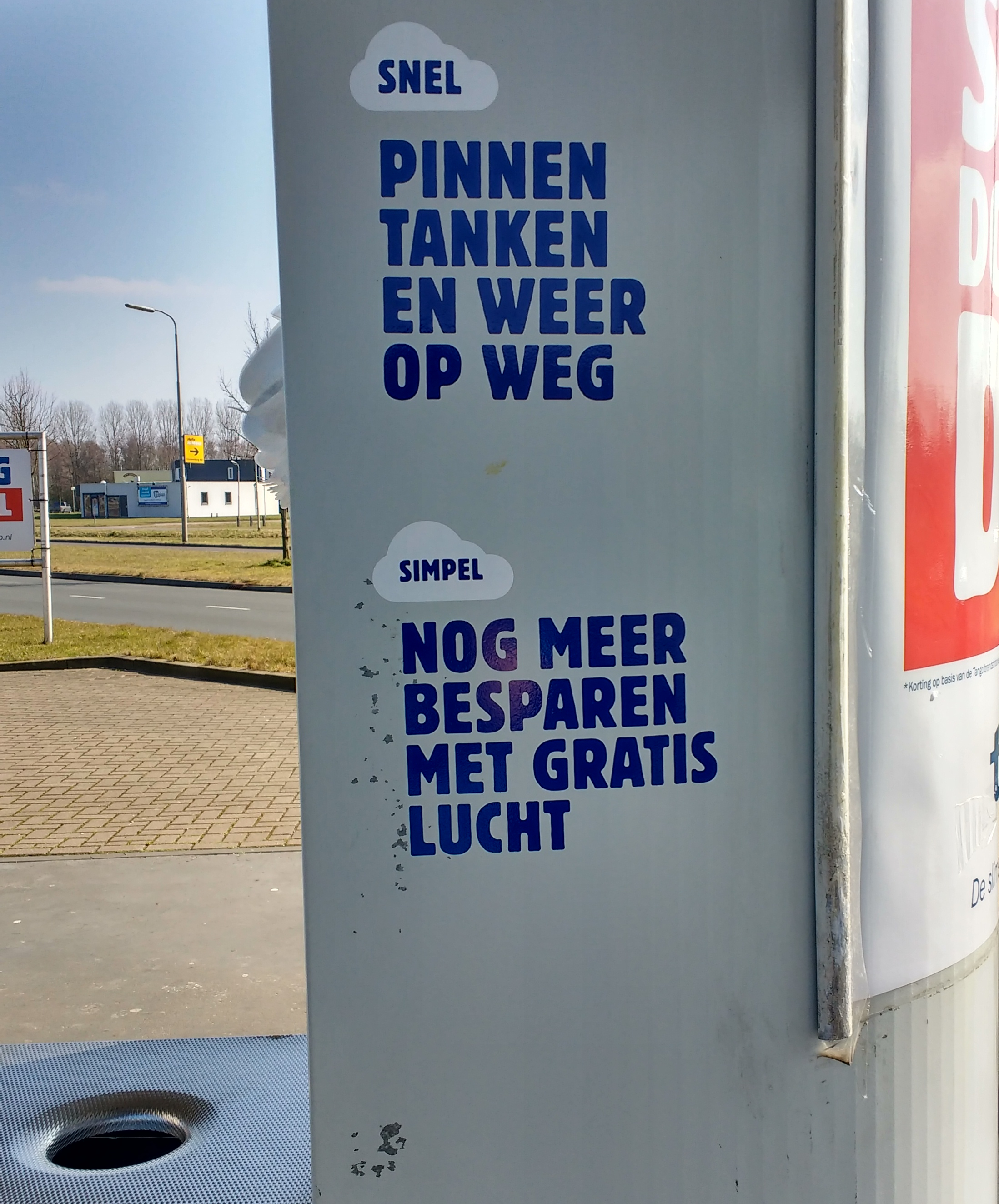 Advertentie bij benzinestation : Bespaar met gratis lucht