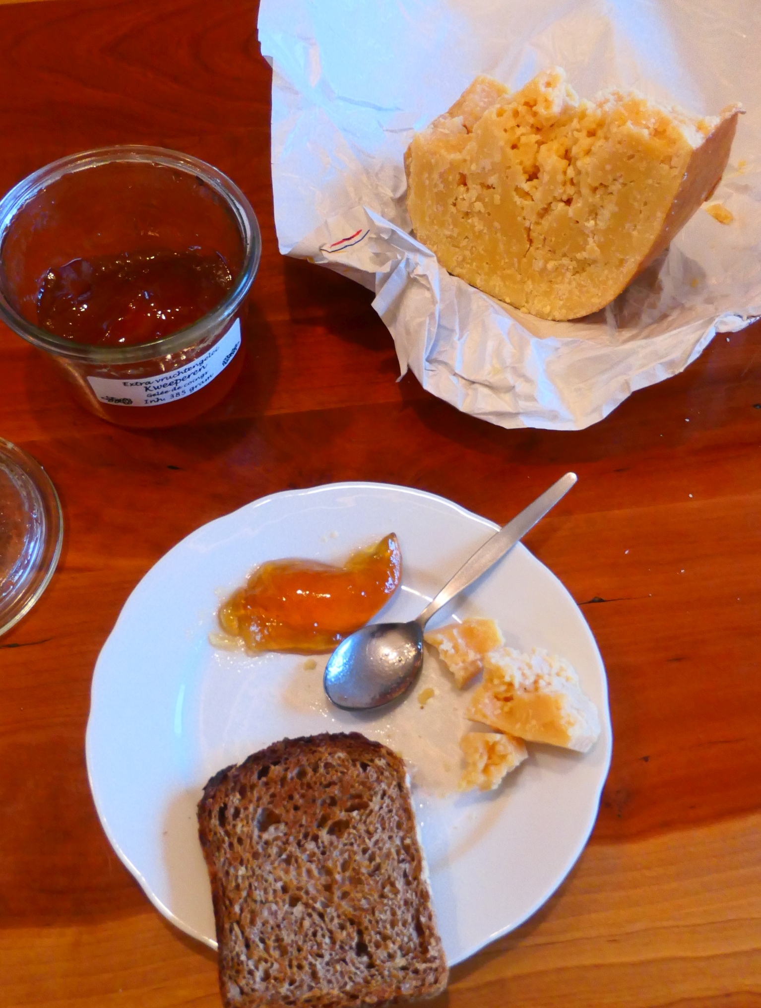 Oude kaas met kweeperengelei